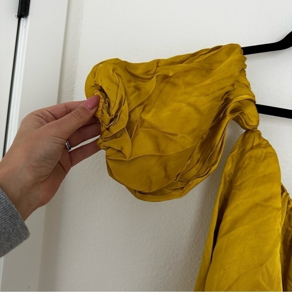 Urban Outfitters Dia Off The Shoulders Top Silky Satin Size M Women’s Yellow - Picture 7 of 10